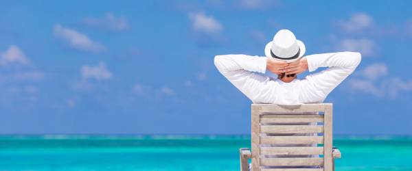 Mann genießt Sommerurlaub an tropischem Strand